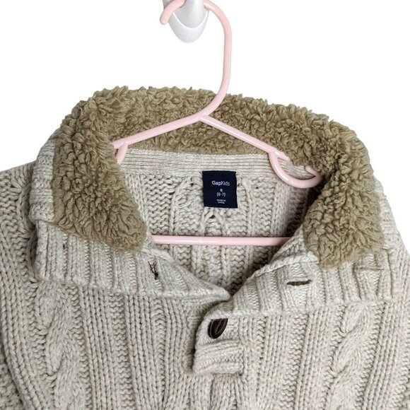 GAP Cable Knit Sweater Girls Oatmeal Wool Blend Faux Fur Collar Button Sz S 6-7 - Picture 3 of 11